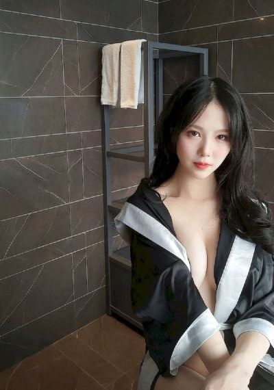 抱着娇妻被粗大陌生人玩3p