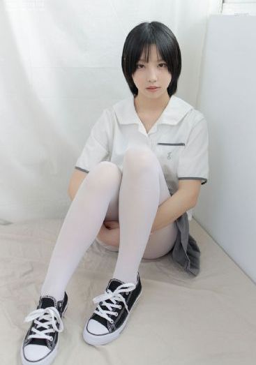 蒙上眼睛的女大学生